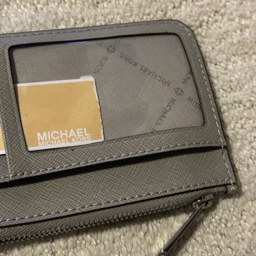 Michael Kors Textured Gray card and ID wallet - Picture 4 of 4